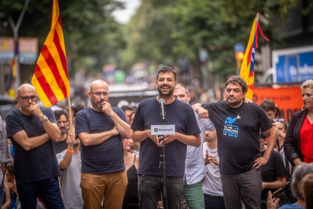 Acto de Omnium Cultural para recibir a Ruben Wagensberg, Oleguer Serra y el resto de personas que se marcharon a Suiza