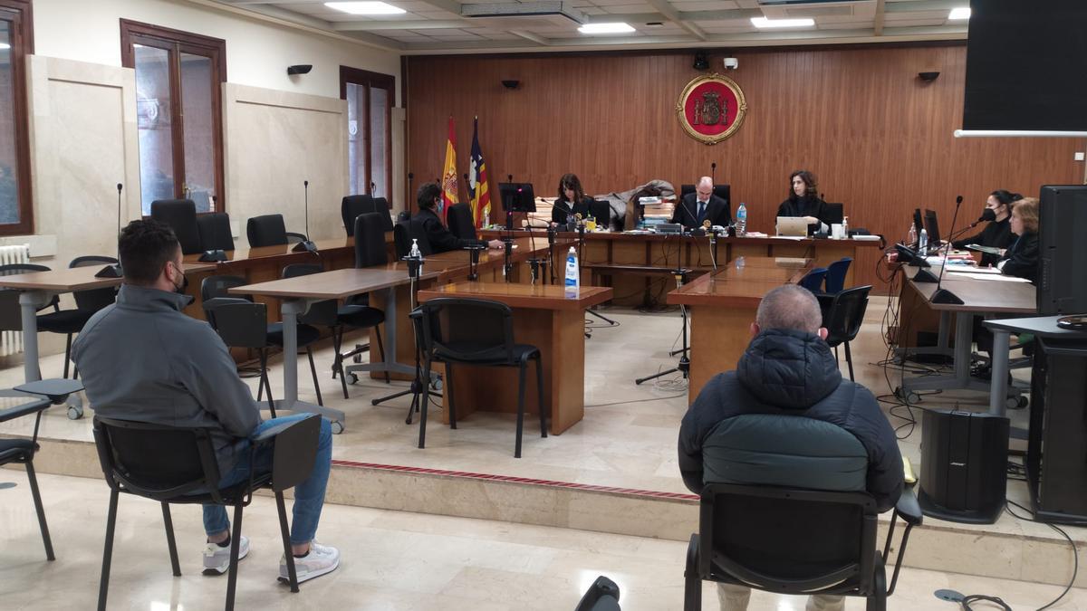 Los dos condenados, hoy durante el juicio celebrado en la Audiencia de Palma.