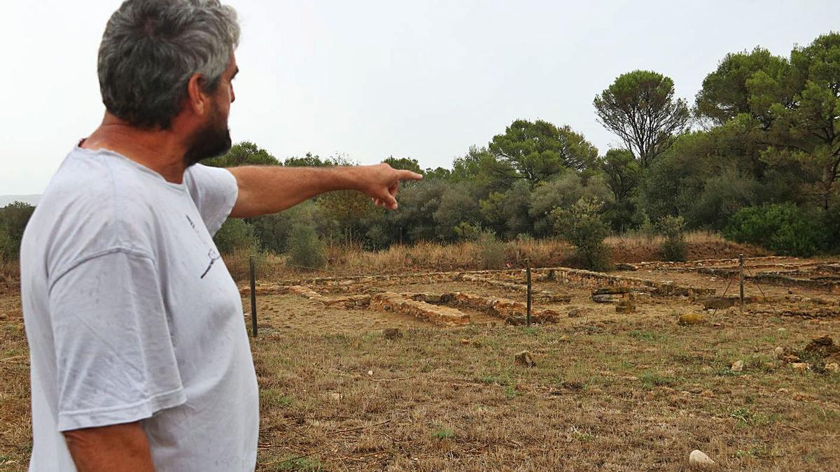 L’arqueòleg Jordi Morer assenyala la troballa feta al jaciment de Mas Castellar de Pontós. | GEMMA TUBERT/ACN
