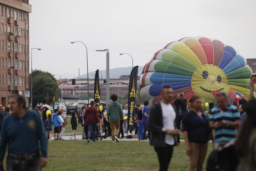 Salida de la regata de globos aerostáticos desde el "solarón", en Gijón.