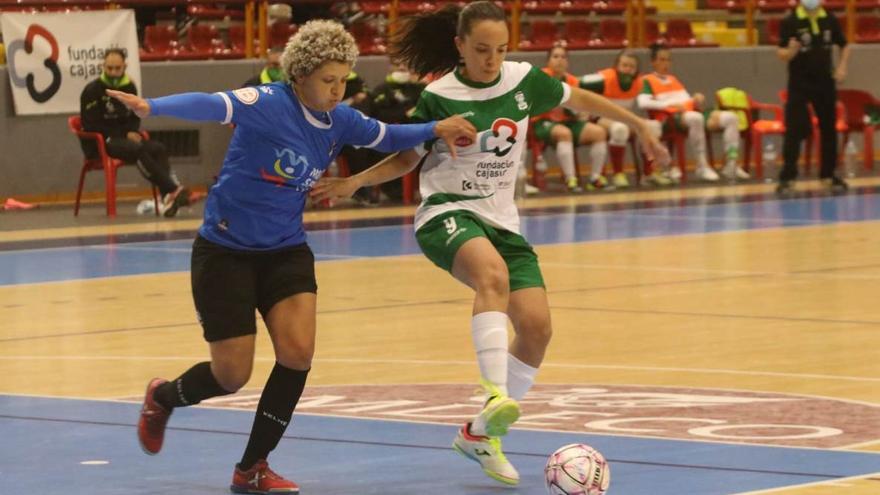 Marixu controla el balón en el encuentro ante el Melilla Torreblanca B.