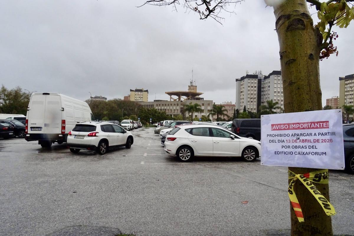 Carteles prohíben aparcar en la parcela donde se construirá el CaixaForum a partir del 13 de abril.