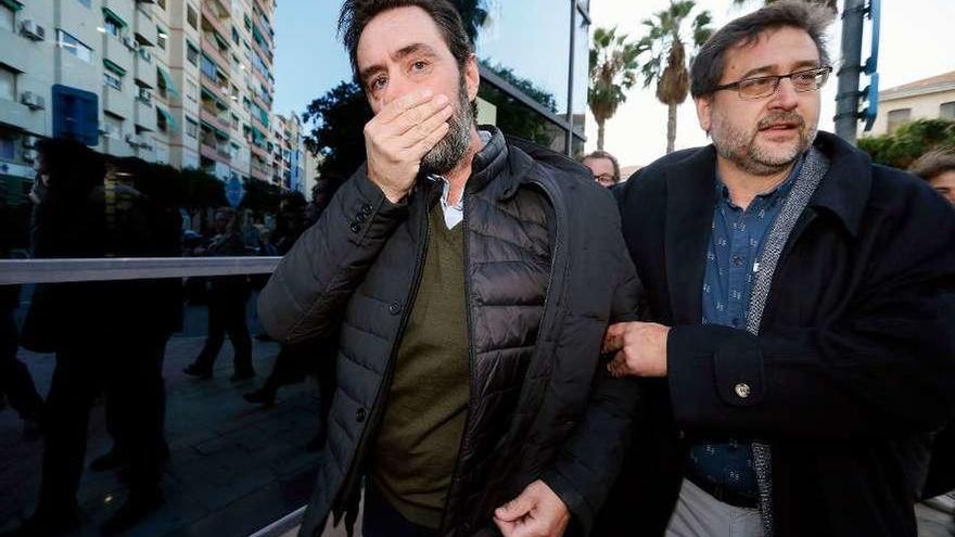 Miguel López, a la izquierda, saliendo de los juzgados tras ser declarado no culpable. // Efe