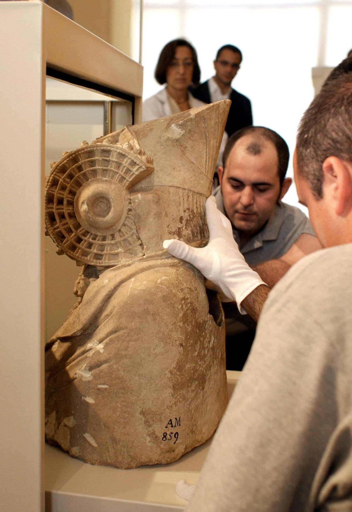 Dama de Elche, sacada de su vitrina para un traslado