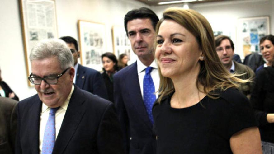 La secretaria general del PP, María Dolores de Cospedal, llega con el presidente del Cabildo de Gran Canaria y de la Federación Canaria de Islas, José Miguel Bravo de Laguna al Foro ABC donde ha presentado hoy al segundo en una conferencia-coloquio dentro del programa de celebraciones del centenario de las corporaciones insulares. En el centro el ministro de Industria, José Manuel Soria.