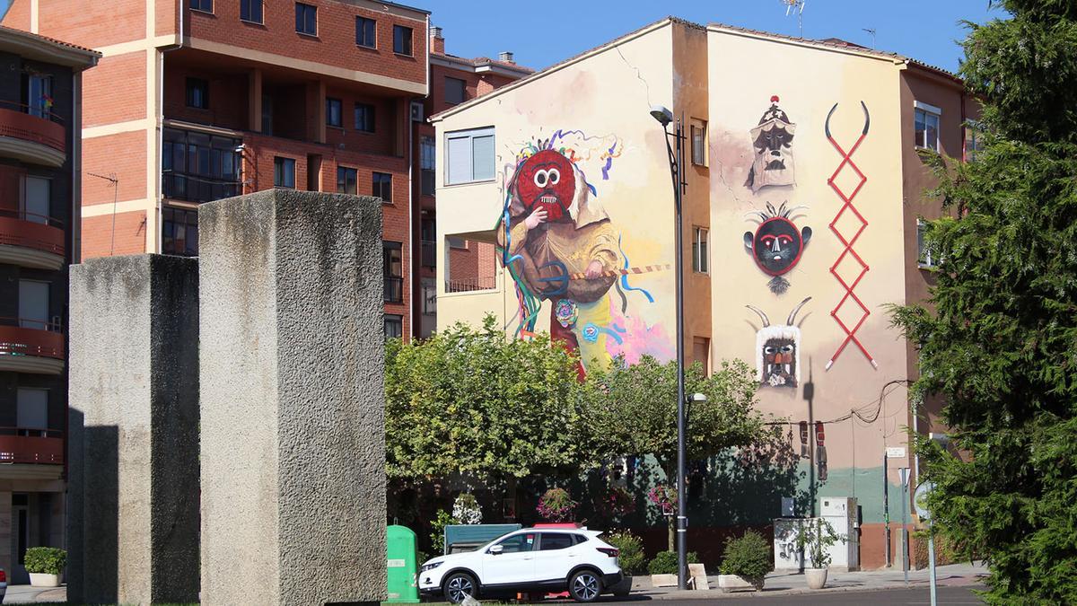 Mural de mascaradas en el barrio de La Candelaria, en la plaza de Cristo Rey.