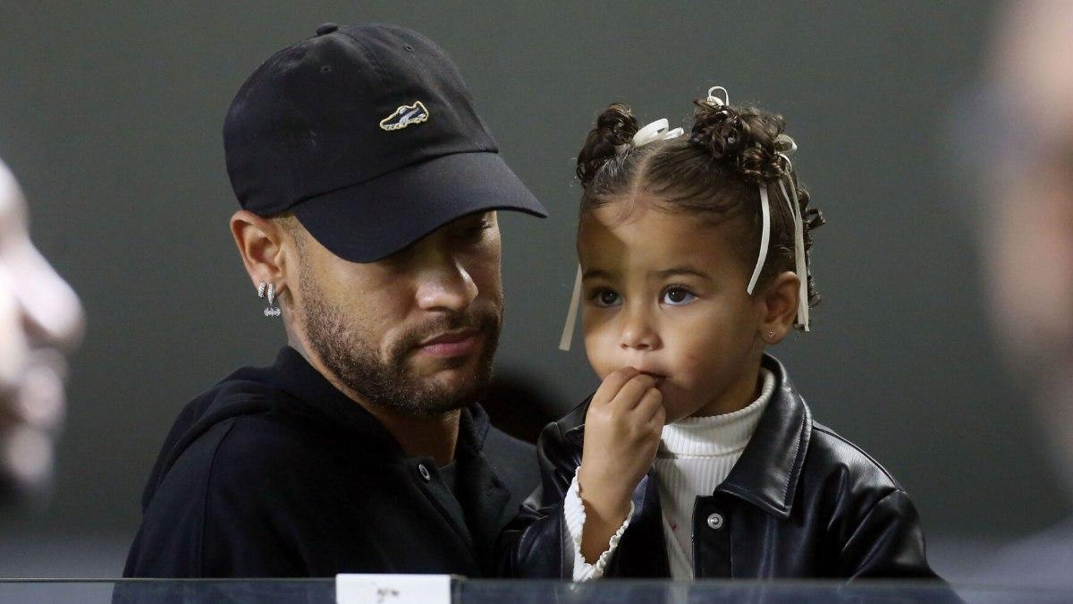 Neymar Jr. con una de sus hijas durante su período de baja