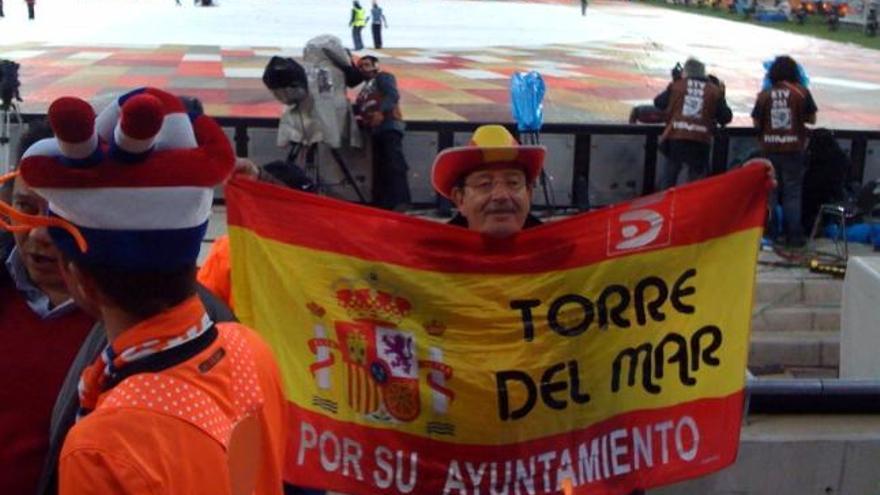 Manuel Rincón, posa con la bandera de España durante la final del Mundial.