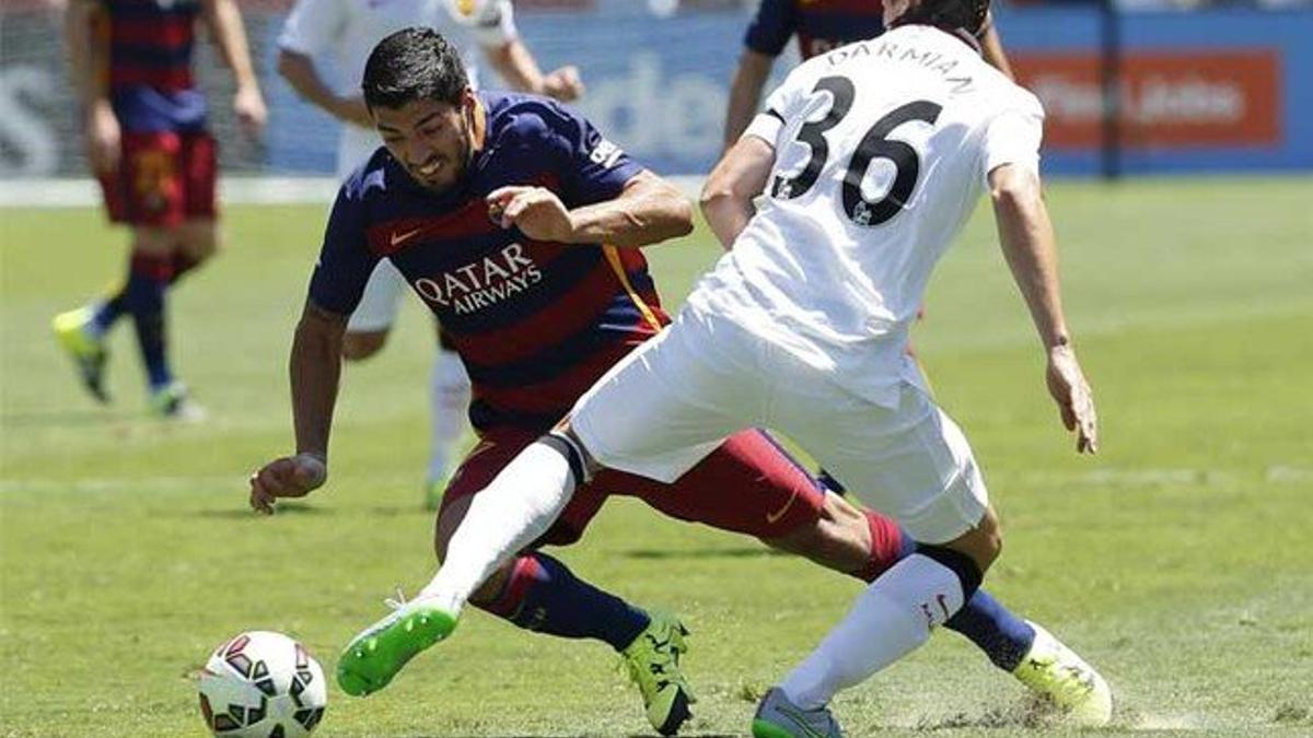 Luis Suárez intenta superar a Darmian durante el Barça-Manchester United