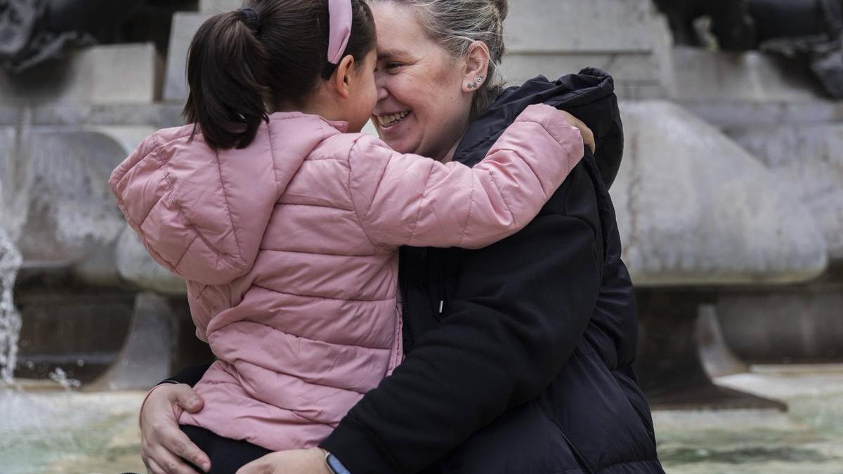 Ainhoa Navarro, con su hija de 7 años, ejemplo de familia monoparental, en una imagen de archivo.