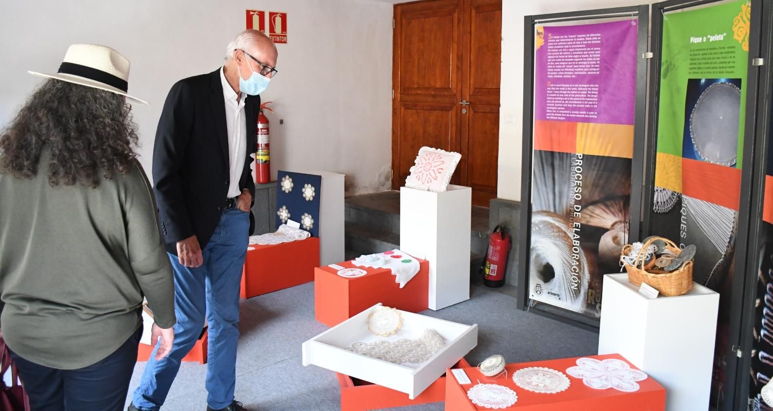 Juan Acosta observa la exposición sobre la Roseta de Tenerife