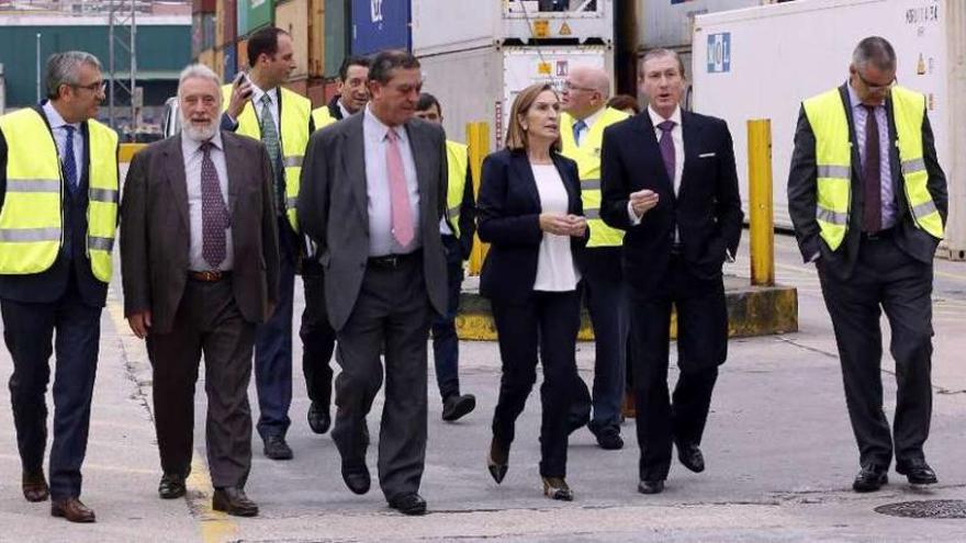 De izq. a drcha., José Llorca, Enrique López Veiga, Baltasar de Diego, Ana Pastor, Eduardo Fernández Davila y Santiago Villanueva recorren ayer la terminal de contenedores del puerto de Vigo. // R. Grobas