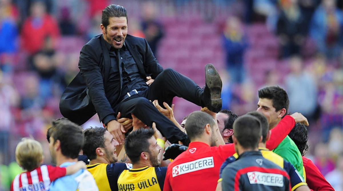 Diego Simeone, mantejat pels seus jugadors després de guanyar la Lliga amb un empat al Camp Nou. Diego Simeone, mantejat pels seus jugadors després de guanyar la Lliga amb un empat al Camp Nou.