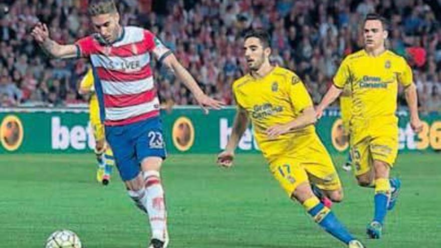 Rochina se prepara para el disparo en la acción del primer gol del Granada.