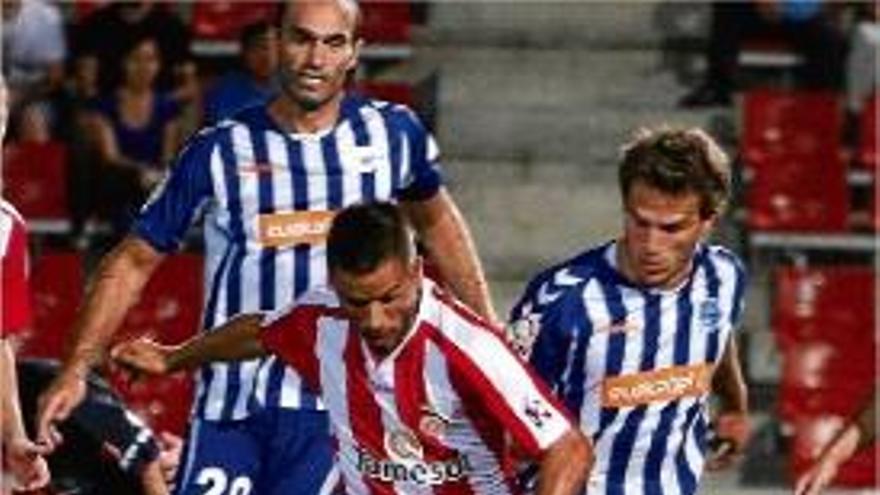 Felip Sanchón se&#039;n va de Mora i Beobide en el partit contra l&#039;Alabès.