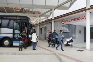 Villaviciosa logra un servicio de autobús que llega al HUCA a las 7.30 y reclama mejorar también la conexión con Gijón