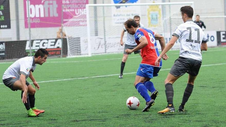 Aimar controla un balón ante dos jugadores del Ceares.