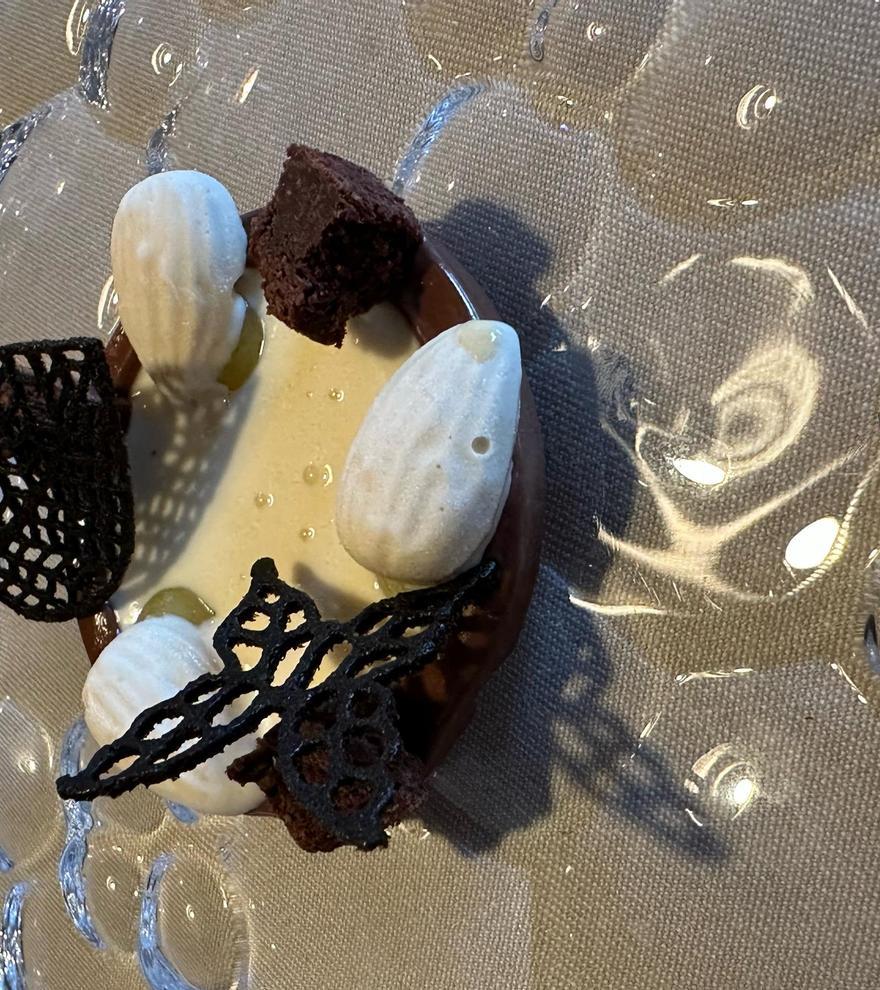 Almendras tiernas (un plato en el que combina cacao, crema de ron y un helado de almendra).