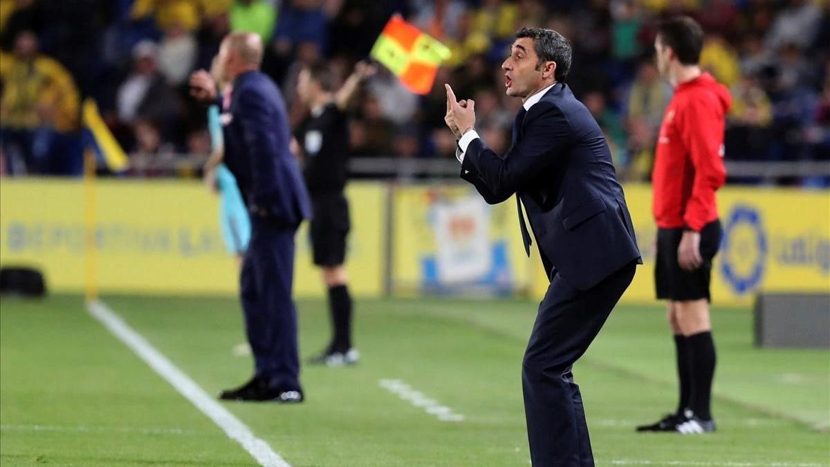 Ernesto Valverde da instrucciones durante el Las Palmas-Barça.