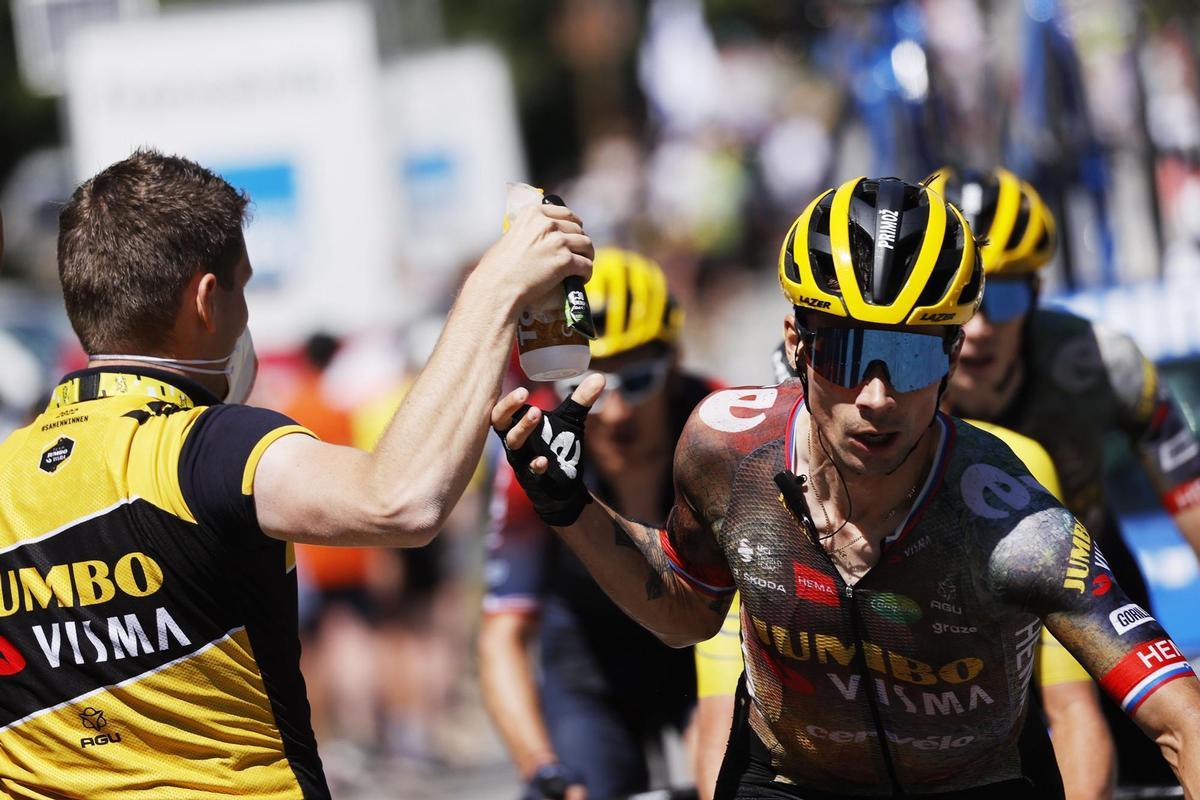 Saint-chaffrey (France), 13/07/2022.- Slovenian rider Primoz Roglic of Jumbo Visma misses the bottle grab during the 11th stage of the Tour de France 2022 over 151.7km from Albertville to the Col du Granon Serre Chevalier in the commune of Saint-Chaffrey, France, 13 July 2022. (Ciclismo, Francia, Eslovenia) EFE/EPA/YOAN VALAT