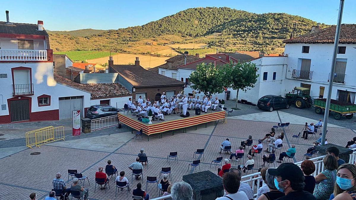 La Banda de Música de Encinacorba ofreció un concierto el 5 de agosto en la plaza. | SERVICIO ESPECIAL