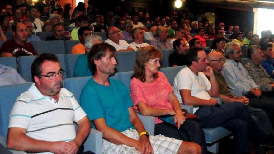 Asistentes a la asamblea de bateeiros celebrada el viernes por la tarde en A Illa.