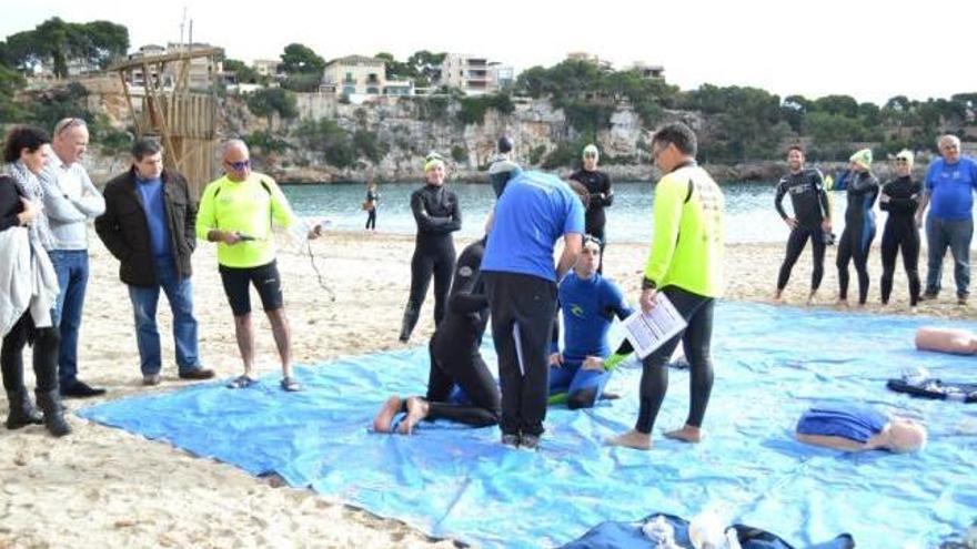 Los socorristas, analizando el material en la playa de Porto Cristo.