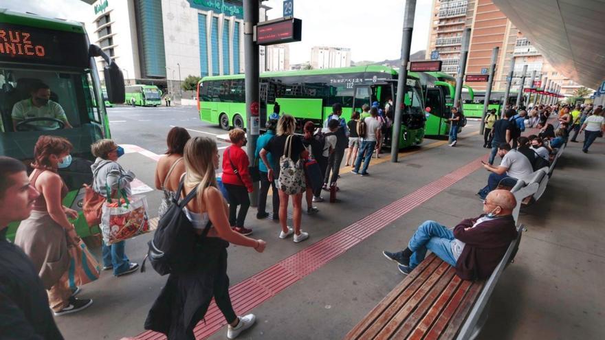 Cola para tomar la guagua 112 a Los Cristianos. ayer en el Intercambiador de Santa Cruz. | |