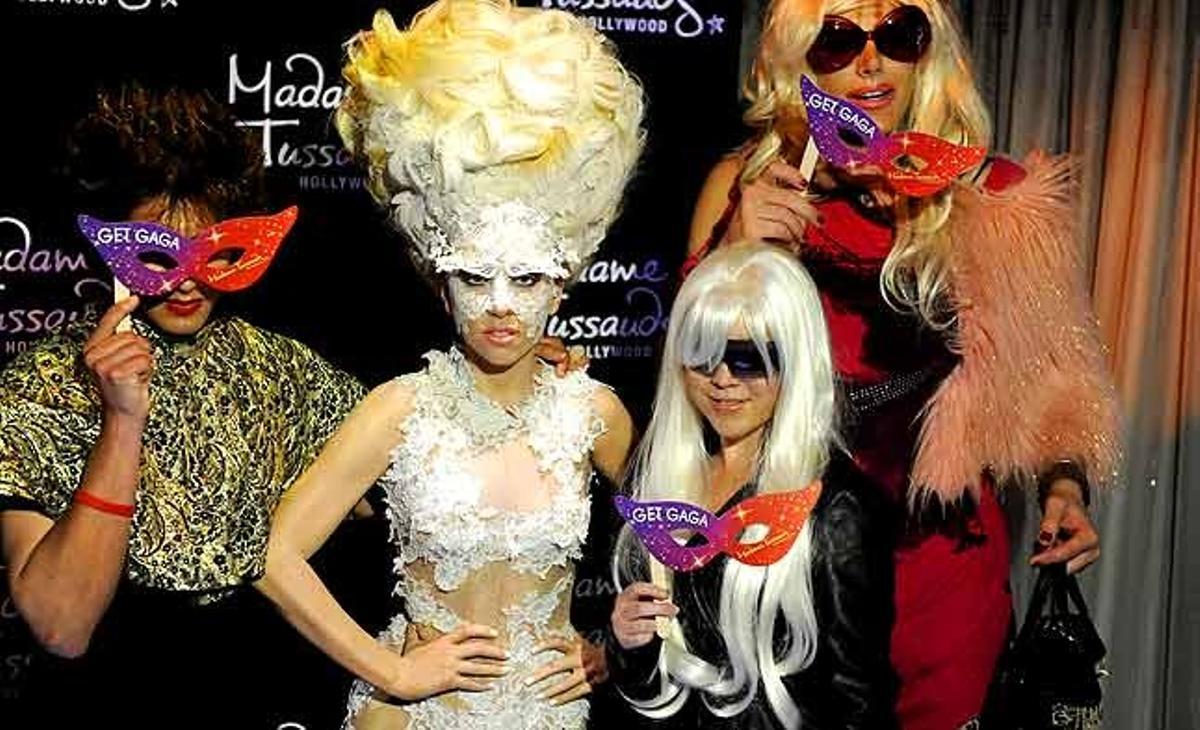 Tres fans posen amb la figura de cera de Lady Gaga, al museu de cera de Madame Tussaud a Hollywood, Los Angeles (Estats Units). La rèplica, que porta un vestit d’Alex Noble, és una de les vuit que la cantant té distribuïdes pel món.