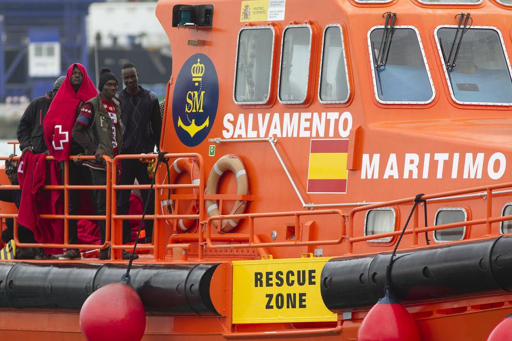 RESCATAN A 53 PERSONAS EN UNA PATERA A 49 MILLAS ...