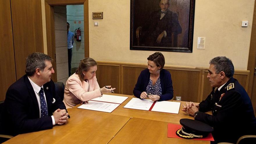 La firma del acuerdo, esta mañana, entre el Ayuntamiento de Gijón y la DGT.