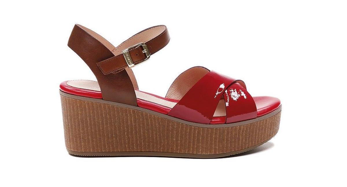 Sandalias con cuña rojas de Stonefly. (Precio: 99, 90 euros)