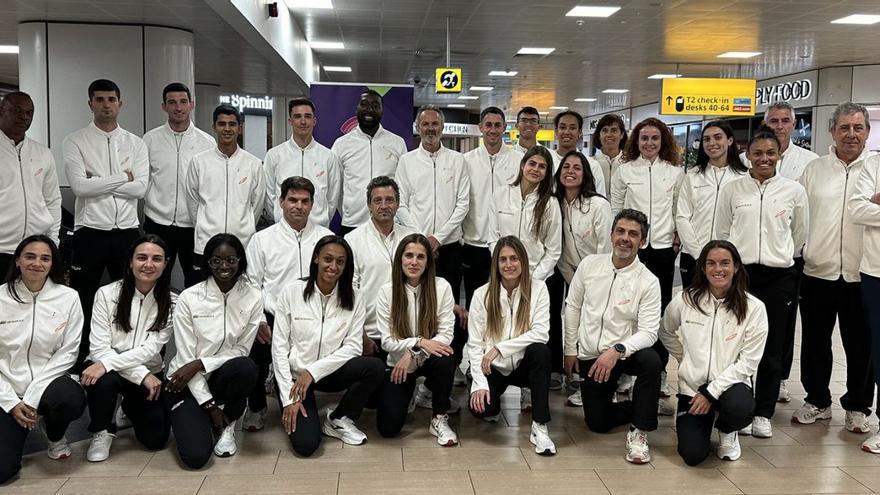 Atletas españoles y sus entrenadores en el Mundial de Glasgow.