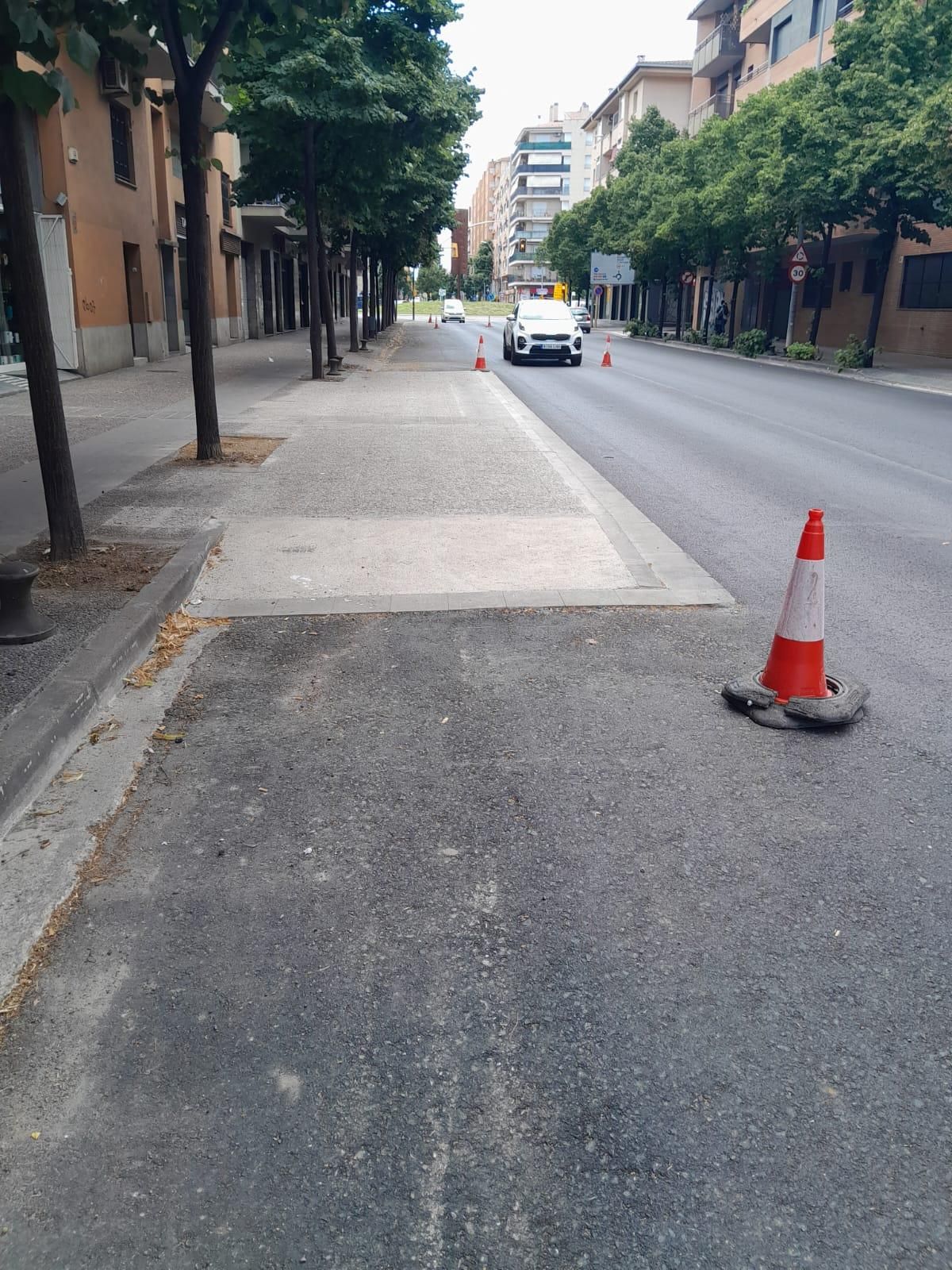 El carril bici, marcat i encara per fer, al passeig d'Olot de Girona.