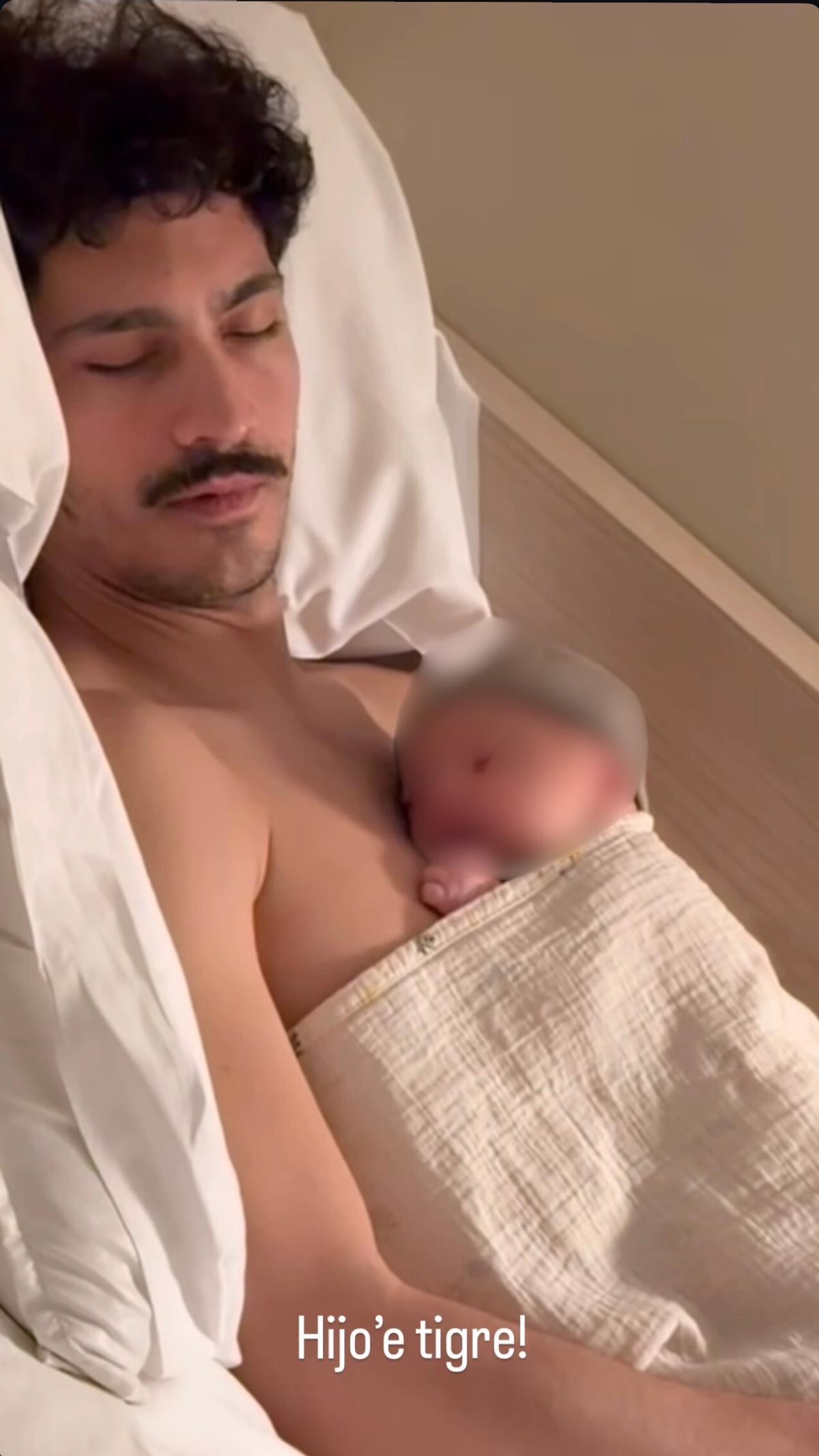 Chino Darín haciendo piel con piel con su hijo Dante