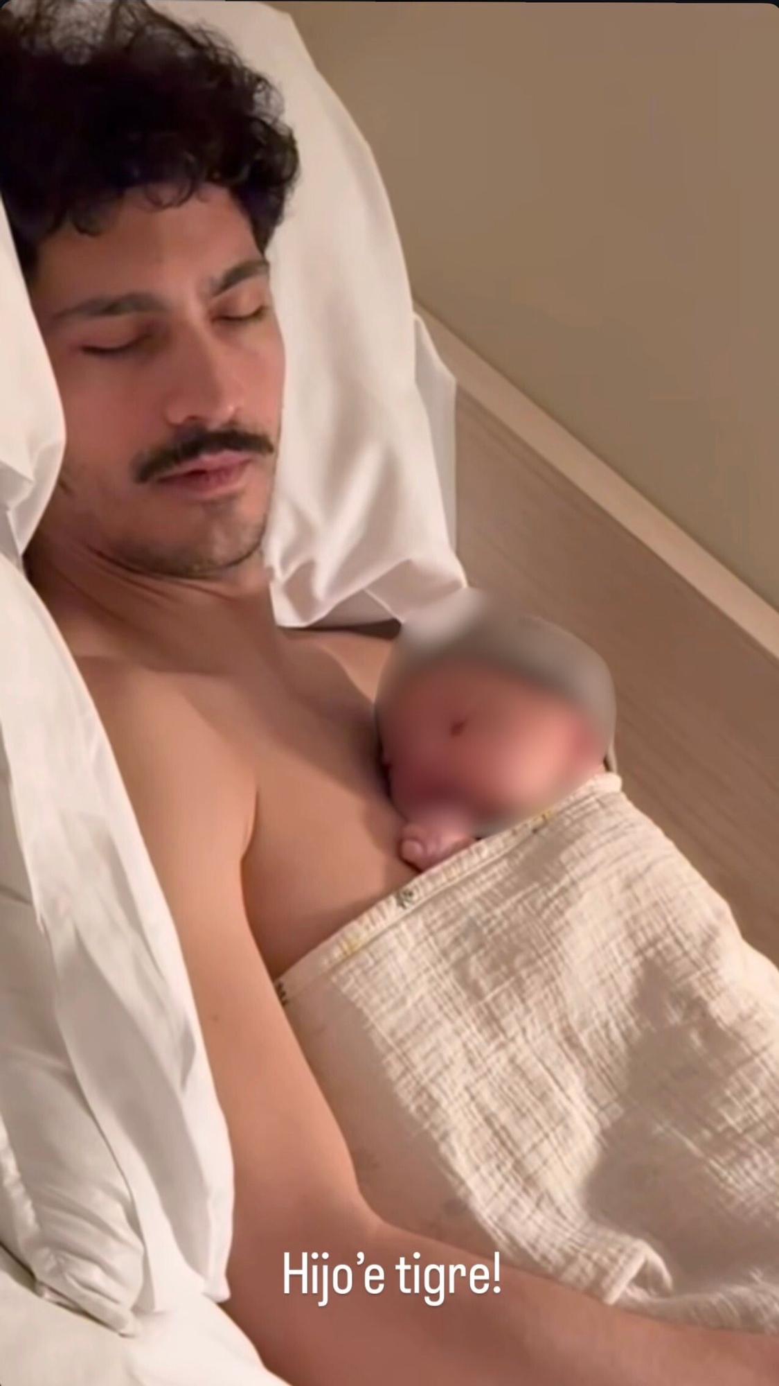 Chino Darín haciendo piel con piel con su hijo Dante