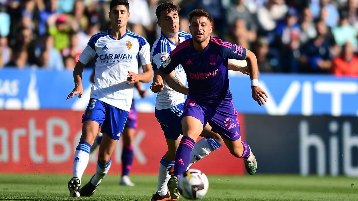 Franchu pelea un balón contra dos rivales