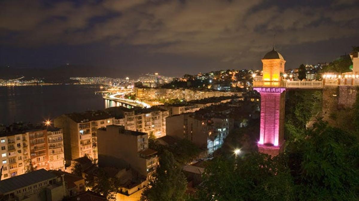 Vista nocturna de Izmir.