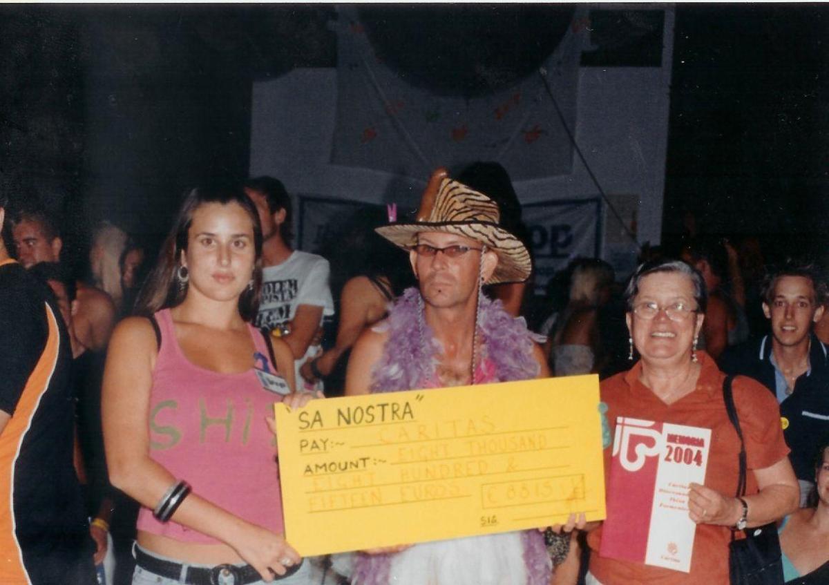 Esperanza Marí, en 2005, recogiendo la donación para Cáritas de los trabajadores británicos de Sant Antoni