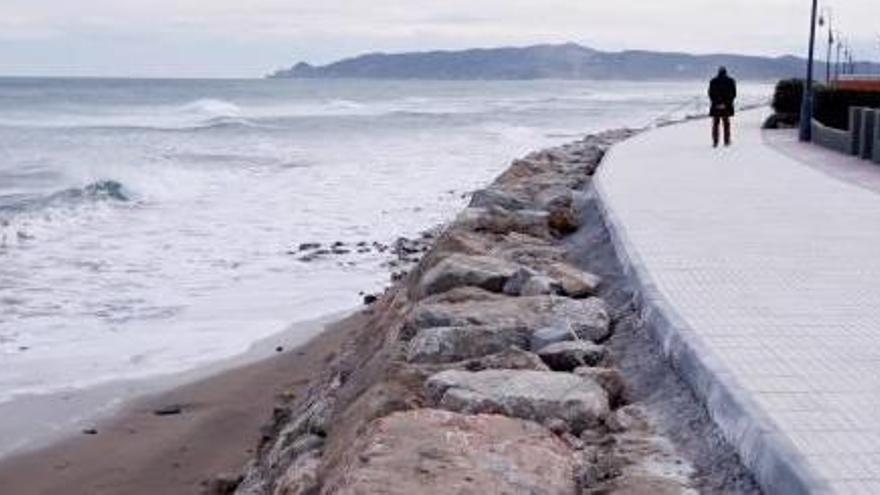 Imatge d&#039;arxiu del passeig dels Griells i la platja pràcticament desapareguda.