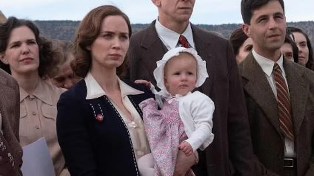 Emily Blunt como Kitty Oppenheimer, en la película Oppenheimer.