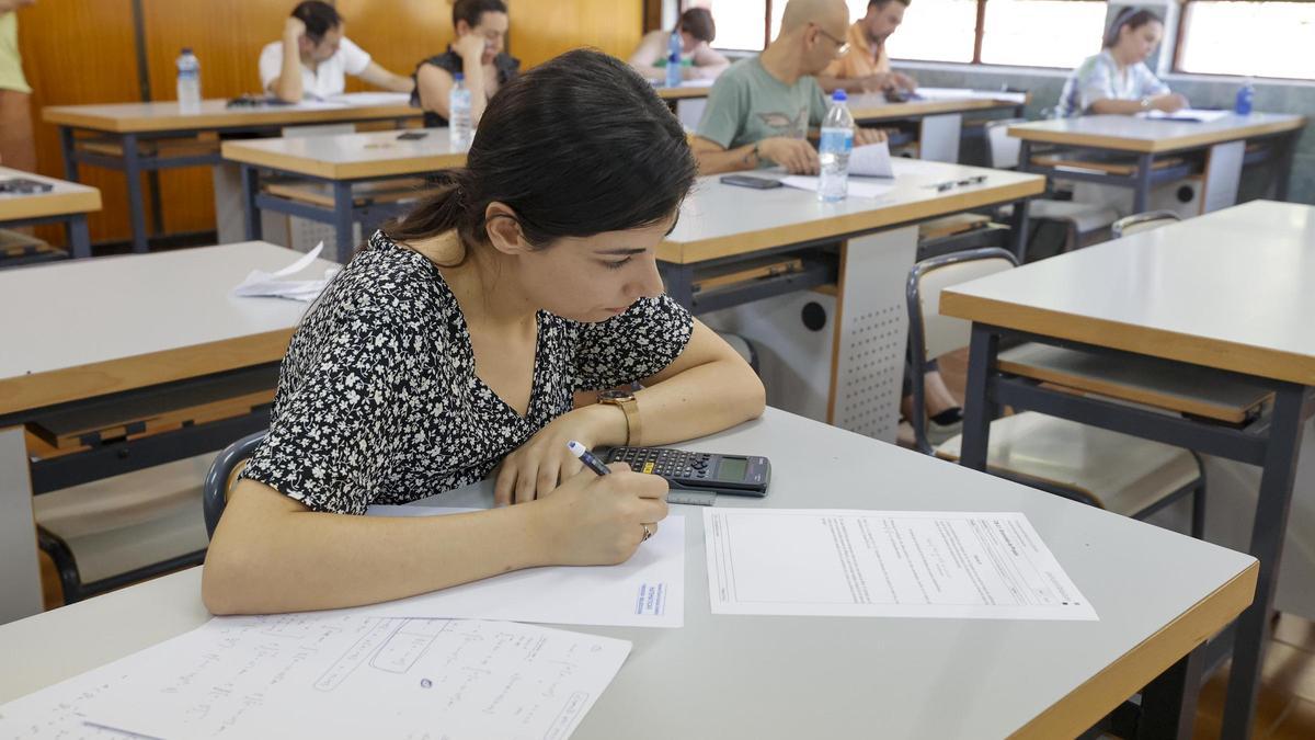 Opositores durante el último proceso selectivoen la comunidad, el pasado junio.