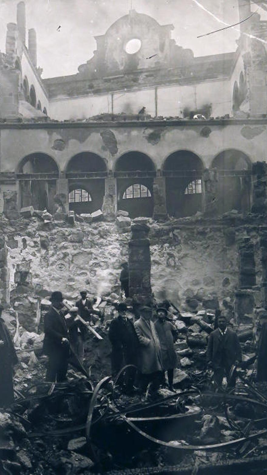Restos del teatro Rosalía de Castro, en aquel entonces, tras el incendio de 1910