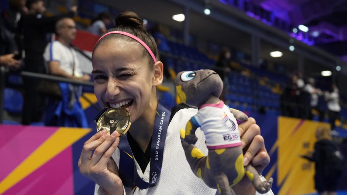 Adriana Cerezo, con su medalla