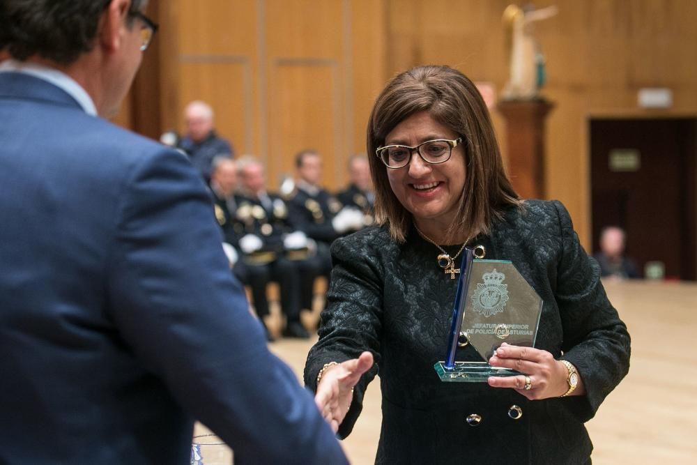 Entrega de medallas a Los Santos Ángeles Custodios en Oviedo