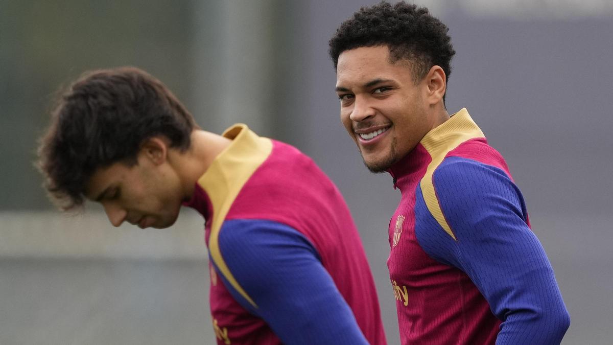 Vitor Roque entra al campo de entrenamiento de la ciudad deportiva con João Cancelo.