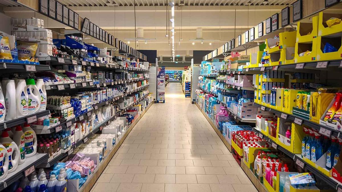 Colas en Lidl para conseguir el pulverizador que elimina las rayas del exterior de las ventanas y persianas con una pasada