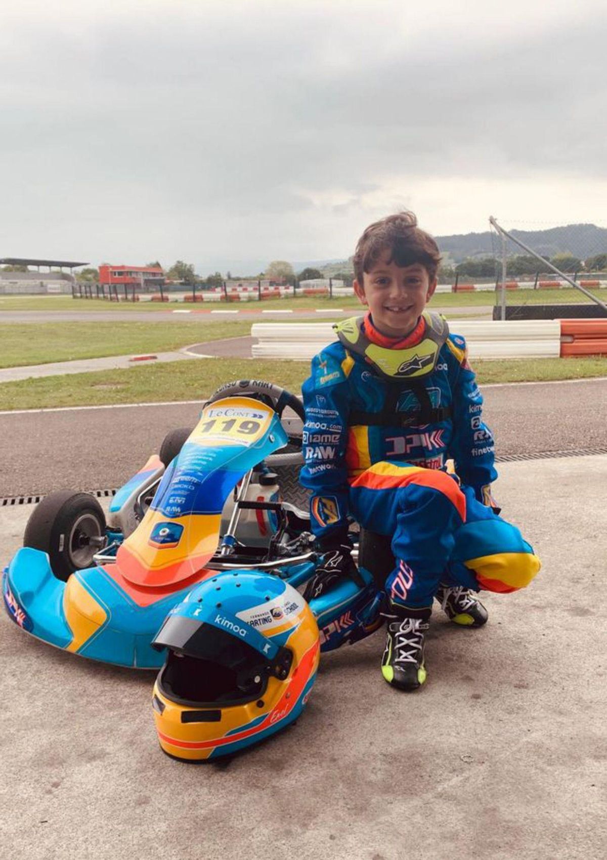 Arriba, Carlos Cabrero, con su kart de competición. Debajo, Enol Ponte posa con su kart en el circuito antes de competir.
