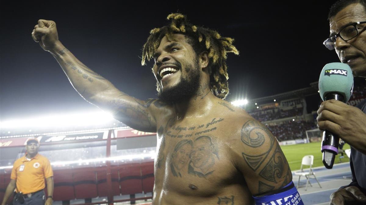 Román Torres celebra la victoria.