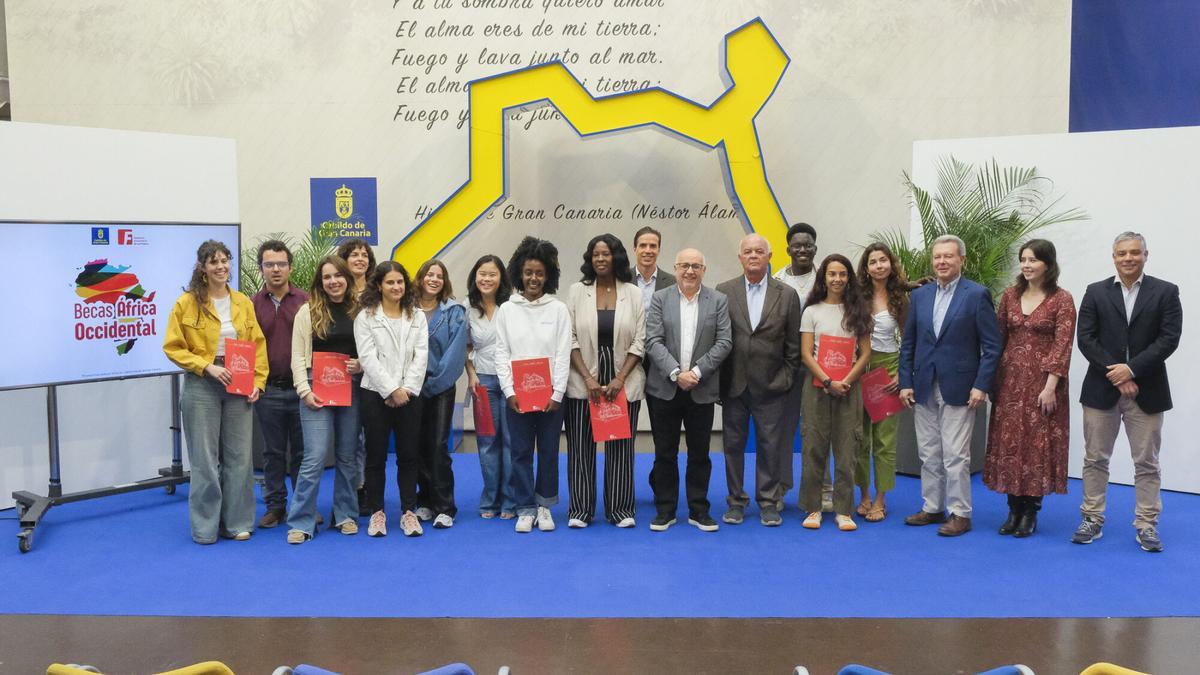 Recepción de 12 beneficiarios de las Becas África